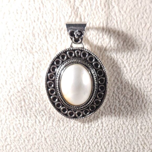 White Mabe Pearl Pendant Sterling Silver - Picture 2 of 10